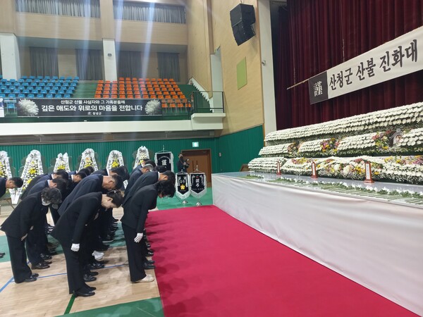 창녕군은 24일 창녕군민체육관에 산청 산불 진화과정에서 숨진 공무원과 진화대원 4명에 대한 합동분향소를 설치했다. /이일균 기자