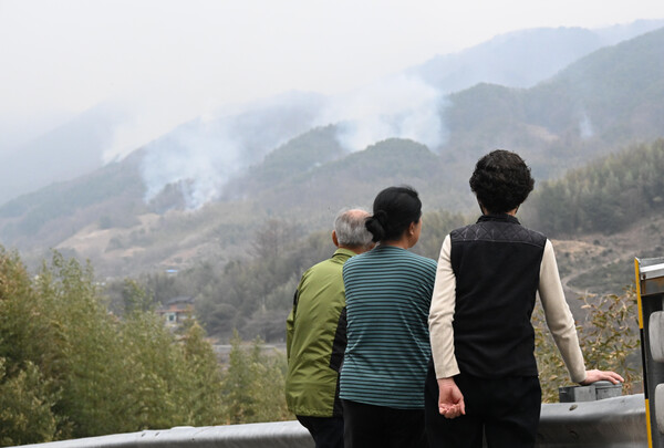 지난 3월 27일 오후 주민들이 지리산국립공원 인근 지역인 산청군 시천면 동당마을과 삼당마을 산불 현장을 지켜보고 있다. /김구연 기자 sajin@idomin.com