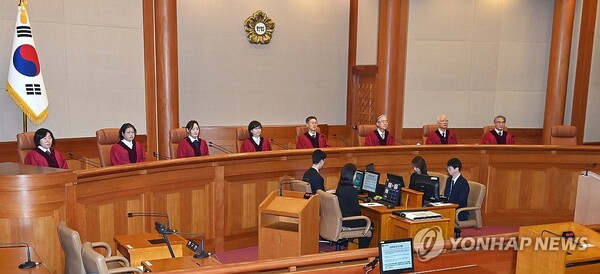 이창수 중앙지검장 등 검사 3인 및 최재해 감사원장에 대한 탄핵심판 선고가 열린 지난달 13일 서울 종로구 헌법재판소 심판정에서 재판관들이 자리에 착석해 있다. 왼쪽부터 정계선, 김복형, 정정미, 이미선, 문형배, 김형두, 정형식, 조한창 헌재 재판관. /연합뉴스