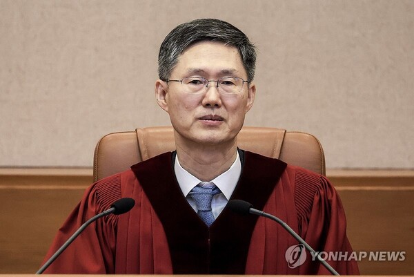 문형배 헌법재판소장 권한대행이 지난달 27일 서울 종로구 헌법재판소에서 열린 3월 헌법소원 심판 등 일반 사건 선고에 입장해 있다. /연합뉴스