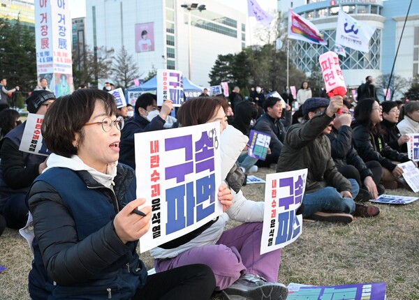 민주노총 경남지역본부가 윤석열 즉각 파면 등을 촉구하는 창원시국대회를 1일 창원광장에서 열었다. 이날 노동자들이 윤석열 파면을 외치고 있다. /김구연 기자