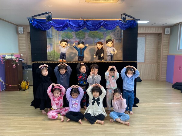 아동학대 예방 연극을 본 아이들. /박영희