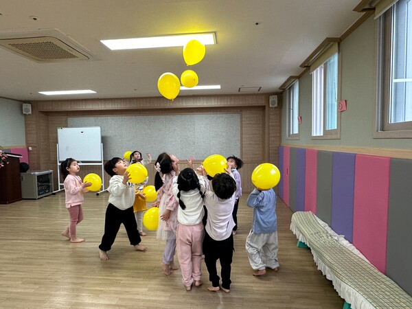 풍선을 가지고 노는 아이들. /박영희