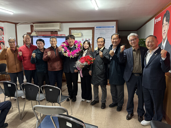 정희성(37) 국민의힘 후보가 마산회원구에 있는 선거사무소에서 당선 기념 사진을 촬영하고 있다.