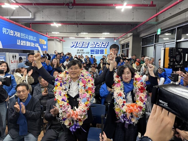 거제시장 재선거에서 당선된 더불어민주당 변광용 후보가 당선 직후 세리머니를 하고 있다. /변광용 후보 캐프