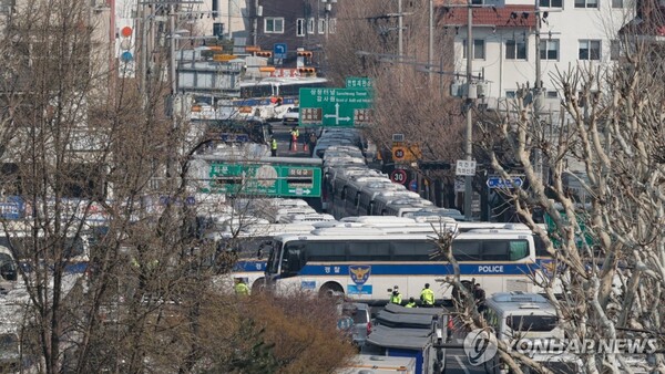 윤석열 대통령 탄핵심판 선고를 하루 앞둔 3일 서울 종로구 헌법재판소 인근에 경찰차벽과 펜스 등이 설치돼 있다. /연합뉴스