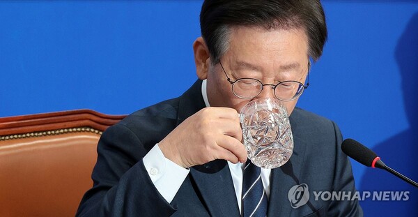 이재명 더불어민주당 대표가 물을 마시고 있다. /연합뉴스