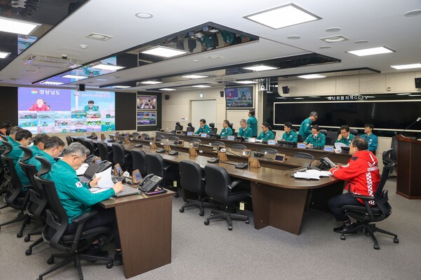 경남도가 2일 오후 재대본상황실에서 박명균 행정부지사가 주재하는 영상회의로 청명·한식(4월 4~5일) 산불 방지를 위한 시군 대책 회의를 열었다. /경남도