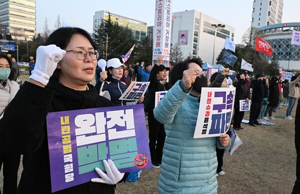 윤석열 파면,내란세력심판 등을 위한 창원시민대회가 3일 오후 창원시청 앞 창원광장에서 열렸다. /김구연 기자