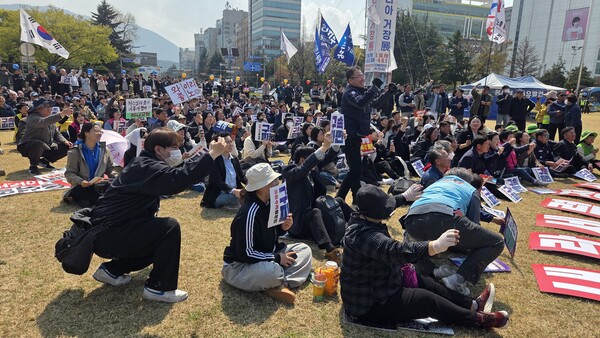 윤석열즉각퇴진 사회대개혁 경남비상행동은 4일 오전 10시 창원시청 광장에서 헌법재판소의 윤석열 탄핵 선고 생중계 시청 행사를 개최했다.