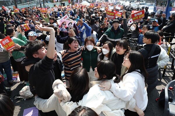 헌법재판소가 윤석열 대통령 탄핵 사건에 대해 인용을 선고한 4일 서울 용산구 한남동 대통령 관저 인근에서 탄핵에 찬성한 시민들이 환호하고 있다. /연합뉴스