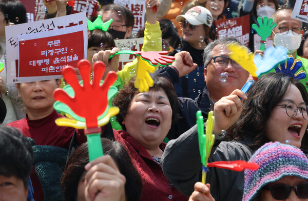 충북비상시국회의 소속 회원들과 시민들이 4일 오전 충북도청 앞에서 헌법재판소의 윤석열 대통령 파면 선고 결과를 듣고 환호하고 있다.  /연합뉴스
