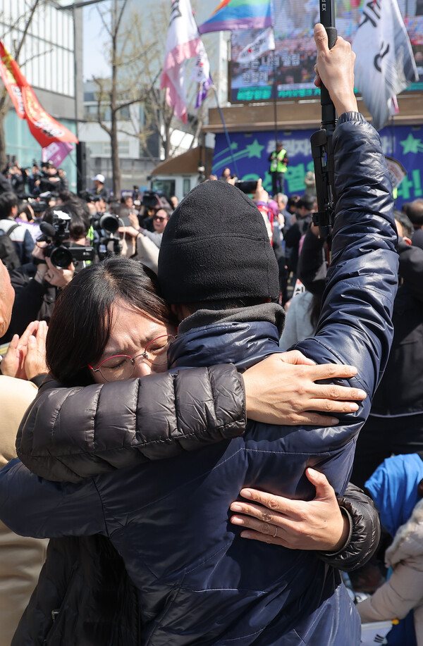 헌법재판소가 윤석열 전 대통령 탄핵 사건에 대해 인용을 선고한 4일 서울 종로구 안국동 일대에서 탄핵에 찬성한 시민들이 기뻐하고 있다. /연합뉴스