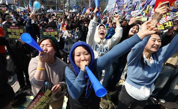 헌법재판소가 윤석열 대통령 탄핵 사건에 대해 인용을 선고한 4일 서울 종로구 안국동 일대에서 탄핵에 찬성한 시민들이 헌재의 파면 선고에 환호하고 있다.  /연합뉴스