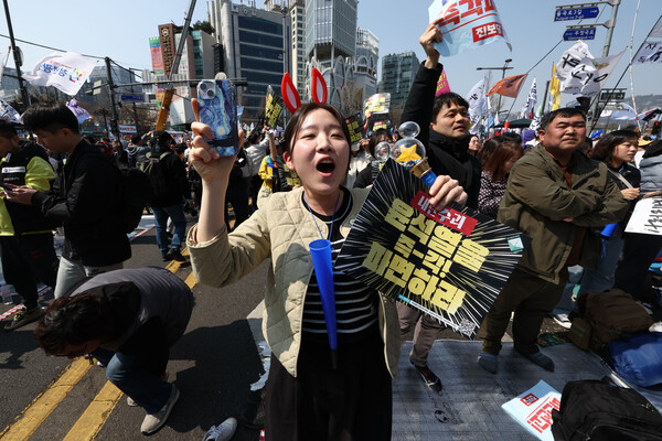 헌법재판소가 윤석열 대통령 탄핵 사건에 대해 인용을 선고한 4일 서울 종로구 안국동 일대에서 탄핵에 찬성한 시민들이 헌재의 파면 선고에 환호하고 있다.  /연합뉴스