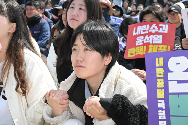 윤석열즉각퇴진 사회대개혁 경남비상행동은 이날 창원시청 앞 창원광장에서 헌재 탄핵 선고를 시민과 함께 시청했다. /김구연 기자