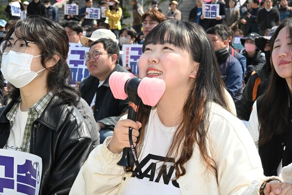 윤석열즉각퇴진 사회대개혁 경남비상행동은 이날 창원시청 앞 창원광장에서 헌재 탄핵 선고를 시민과 함께 시청했다. /김구연 기자