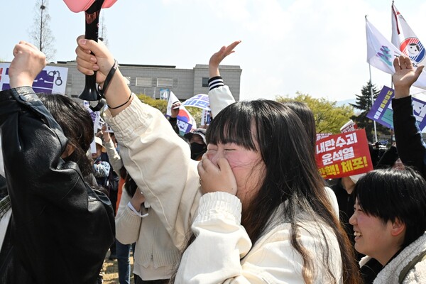 윤석열즉각퇴진 사회대개혁 경남비상행동은 이날 창원시청 앞 창원광장에서 헌재 탄핵 선고를 시민과 함께 시청했다. 윤 대통령 파면 결정이 내려지자 시민이 눈물을 흘리고 있다. /김구연 기자