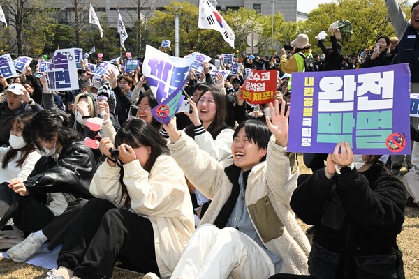 윤석열즉각퇴진 사회대개혁 경남비상행동은 이날 창원시청 앞 창원광장에서 헌재 탄핵 선고를 시민과 함께 시청했다. 윤 대통령 파면 결정이 내려지자 시민들이 환호하고 있다. /김구연 기자