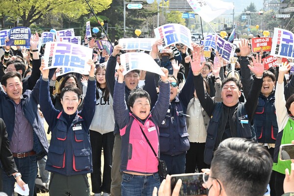 윤석열즉각퇴진 사회대개혁 경남비상행동은 이날 창원시청 앞 창원광장에서 헌재 탄핵 선고를 시민과 함께 시청했다. 윤 대통령 파면 결정이 내려지자 시민들이 환호하고 있다. /김구연 기자