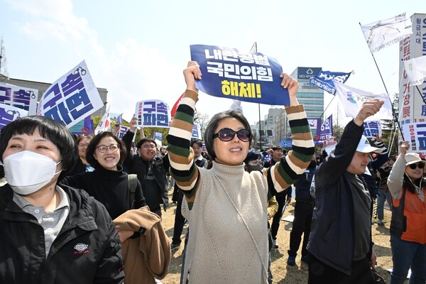 윤석열즉각퇴진 사회대개혁 경남비상행동은 이날 창원시청 앞 창원광장에서 헌재 탄핵 선고를 시민과 함께 시청했다. 윤 대통령 파면 결정이 내려지자 시민들이 환호하고 있다. /김구연 기자