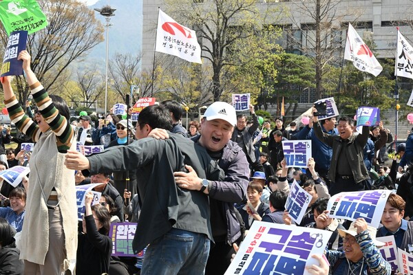 윤석열즉각퇴진 사회대개혁 경남비상행동은 이날 창원시청 앞 창원광장에서 헌재 탄핵 선고를 시민과 함께 시청했다. 윤 대통령 파면 결정이 내려지자 시민들이 환호하고 있다. /김구연 기자