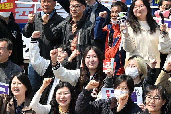 윤석열즉각퇴진 사회대개혁 경남비상행동은 이날 창원시청 앞 창원광장에서 헌재 탄핵 선고를 시민과 함께 시청했다. 윤 대통령 파면 결정이 내려지자 시민들이 환호하고 있다. /김구연 기자