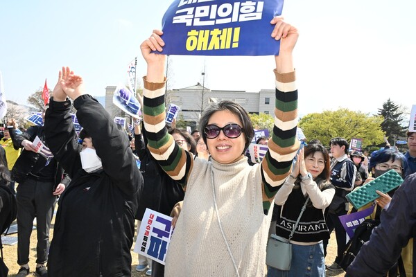 4일 창원시청 앞 광장에서 윤석열 파면 선고 생중계 시청 행사가 열렸다. 이날 여성들이 윤석열 파면 결정에 환호하고 있다. /김구연 기자