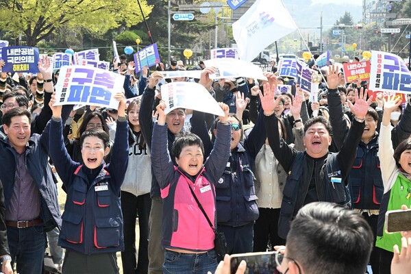 4일 창원시청 앞 광장에서 윤석열 파면 선고 생중계 시청 행사가 열렸다. 이날 노동자들이 윤석열 파면 결정에 환호하고 있다. /김구연 기자