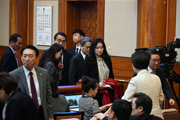 윤석열 전 대통령 변호인단이 4일 서울 종로구 헌법재판소 대심판정에서 윤석열 대통령 탄핵심판 인용 결정이 선고 된 뒤 법정을 나가고 있다.  /연합뉴스