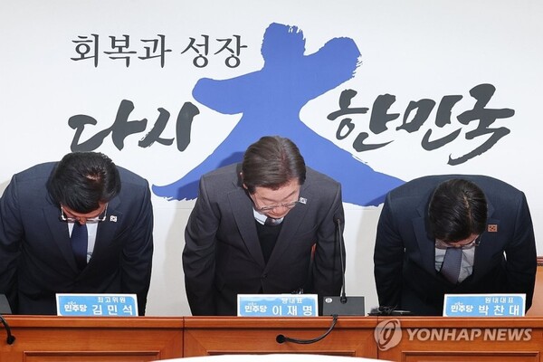 더불어민주당 이재명 대표가 4일 서울 여의도 국회에서 헌법재판소의 윤석열 대통령 파면 선고에 대한 입장을 밝히기에 앞서 인사하고 있다./제휴 뉴스