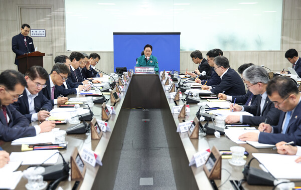 경남도는 헌법재판소가 대통령 윤석열 파면을 선고한 직후 긴급 영상회의를 열었다. /경남도