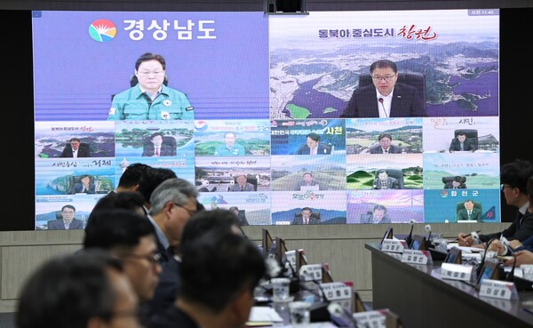 경남도는 헌법재판소가 대통령 윤석열 파면을 선고한 직후 긴급 영상회의를 열었다. /경남도