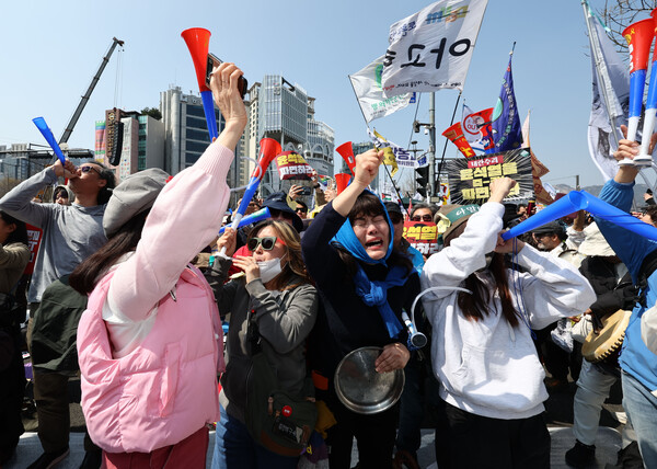 헌법재판소가 윤석열 대통령 탄핵 사건에 대해 인용을 선고한 4일 서울 종로구 안국동 일대에서 탄핵에 찬성한 시민들이 헌재의 파면 선고에 환호하고 있다.  /연합뉴스