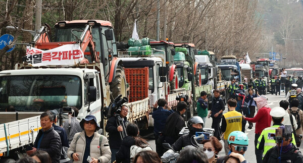 남태령고개 일대에 트랙터가 실어진 트럭들이 세워져 있다. /연합뉴스