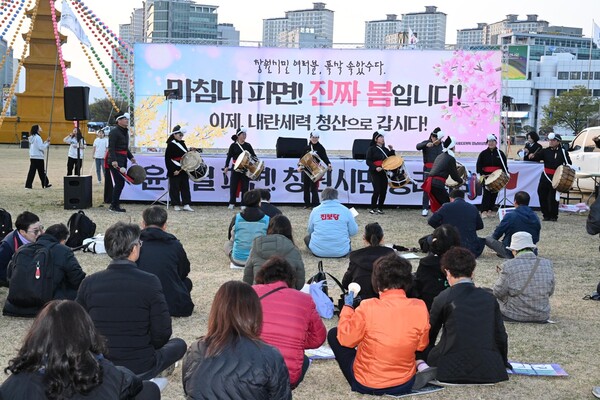 윤석열 파면 창원시민 승리 대회가 2025년 4월 4일 오후 창원시청 앞 창원광장에서 열렸다. /김구연 기자