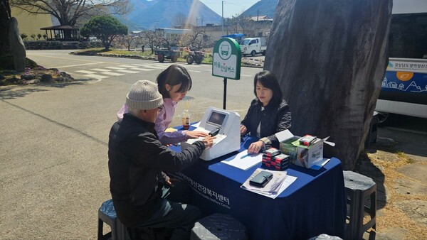 경남도와 산청군, 하동군은 산불로 피해를 본 도민들의 심리 회복을 위해 지원을 강화한다. 찾아가는 마음안심버스 운영 모습. /경남도