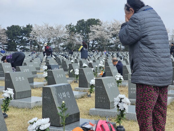4.3사건으로 어머니와 아버지, 작은 아버지를 잃은 강명옥 씨가 지난 3일 오전 제주 4.3평화공원에 조성된 작은 아버지 행방불명인 표석 앞에 서서 울고 있다. /최석환 기자 