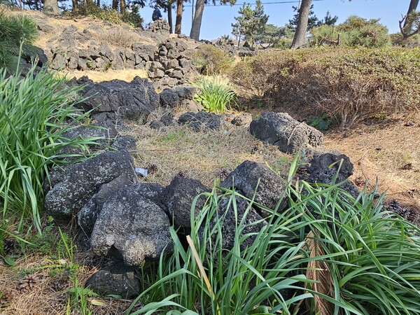 봉분 없는 너븐숭이 애기 무덤. 돌이 무덤을 두르고 있다. /최석환 기자
