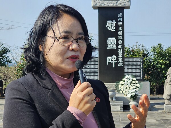 전영미 제주역사문화해설연구회 대표가 지난 2일 오후 제주 북촌리 4.3 위령비 앞에서 유적지 해설을 하고 있다. /최석환 기자 