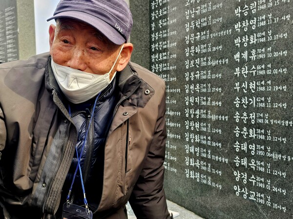 송재봉 씨가 지난 3일 오전 제주4.3평화공원 희생자 비석 앞에서 인터뷰하고 있다. /최석환 기자 