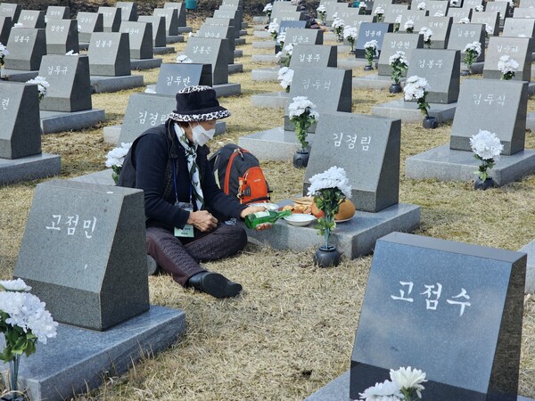 지난 3일 오전 제주4.3평화공원 행방불명인 표석을 찾은 한 유족이 뚜껑을 딴 소주를 그릇에 붓고 있다. /최석환 기자