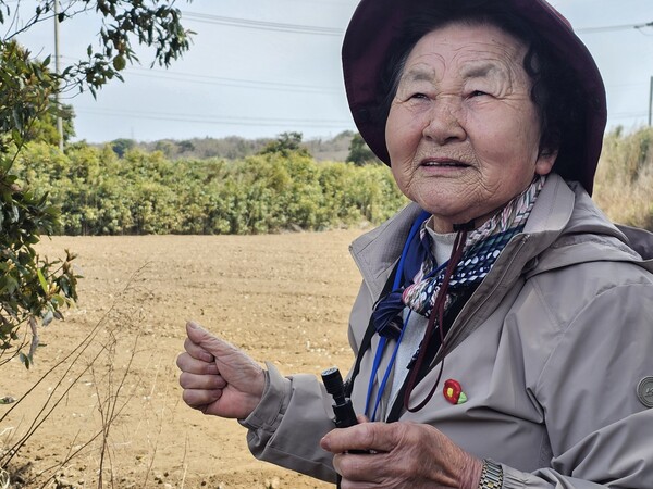 제주 4.3사건 문화해설사 홍춘호 씨가 지난 3일 오후 서귀포시 안덕면 동광리 무등이왓 마을에서 투어 참석자들에게 지역 과거사를 설명하고 있다. /최석환 기자