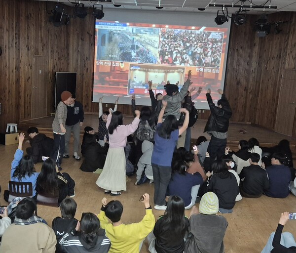4일 오전 11시 22분 헌재의 탄핵 선고 순간, 간디고 학생들이 환호하고 있다. /문정민 기자