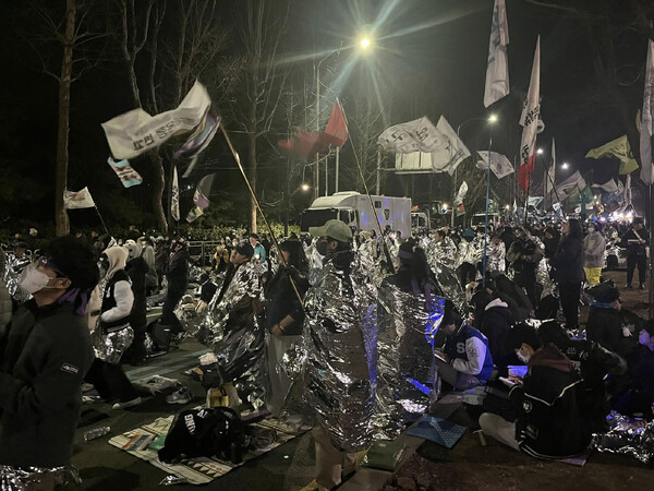 25일 남태령에서 늦은 밤에도 트랙터를 지키고 있는 농민과 연대 시민들. /전국농민회총연맹