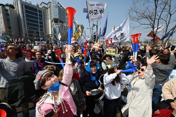 헌법재판소가 윤석열 전 대통령 탄핵 사건에 대해 인용을 선고한 4일 서울 종로구 안국동 일대에서 탄핵에 찬성한 시민들이 헌재의파면선고에 환호하고 있다. /연합뉴스