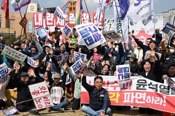윤석열즉각퇴진 사회대개혁 경남비상행동이 4일 창원시청 앞 창원광장에서 헌재 탄핵 선고를 시민과 함께 시청하고 기념사진을 찍고 있다. /김구연 기자