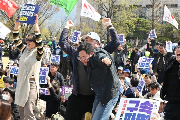 윤석열즉각퇴진 사회대개혁 경남비상행동이 4일 창원시청 앞 창원광장에서 헌재 탄핵 선고를 시민과 함께 시청했다. 윤 대통령 파면 결정이 내려지자 시민들이 환호하고 있다. /김구연 기자