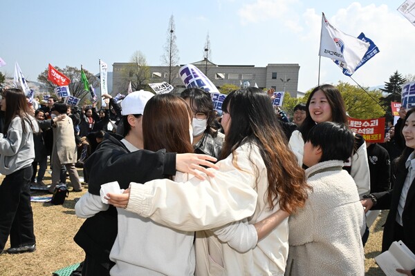 윤석열즉각퇴진 사회대개혁 경남비상행동이 4일 창원시청 앞 창원광장에서 헌재 탄핵 선고를 시민과 함께 시청했다. 윤 대통령 파면 결정이 내려지자 시민들이 환호하고 있다. /김구연 기자