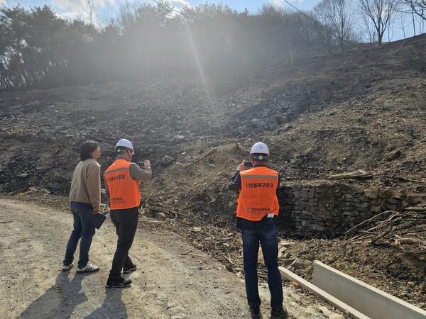 경남도가 최근 대형 산불로 피해를 본 지역을 대상으로 2차 재난을 막고자 민관 합동 현장조사를 하고 있다. /경남도